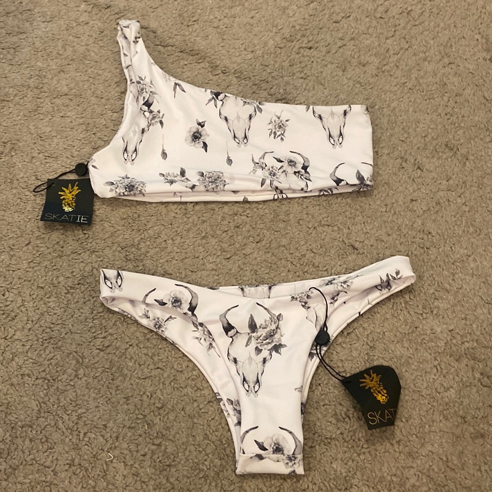 Skate NWT steerhead pattern one shoulder bikini
